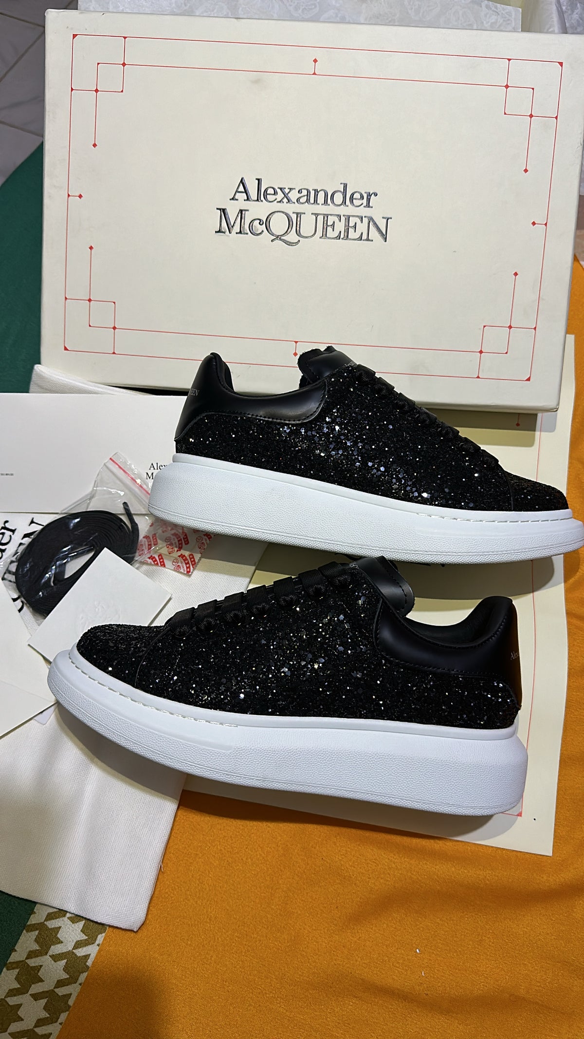 Alexender McQueen black/white 🖤🤍