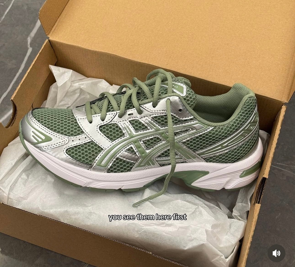 ASICS 1130 green 💚🤍